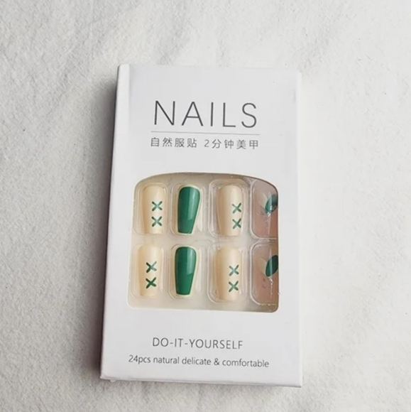 24 Pieces Fake Press On Nails - Picture 3 of 5